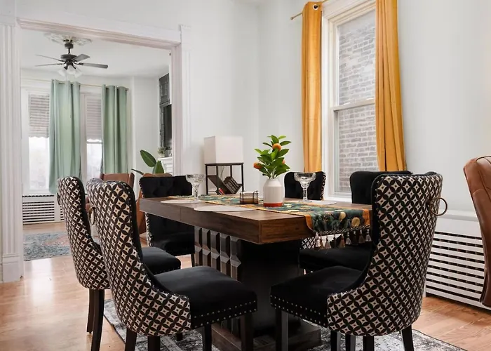 Dwntn 10mins And Sleeps 10 In Vintage And Free Parking Apartment Chicago
