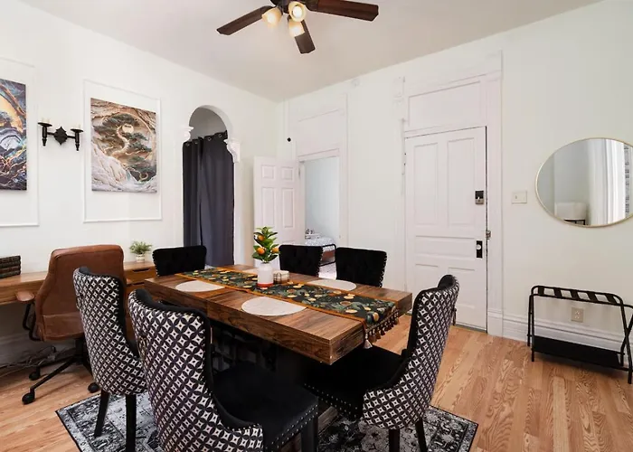 Dwntn 10mins And Sleeps 10 In Vintage And Free Parking Apartment Chicago