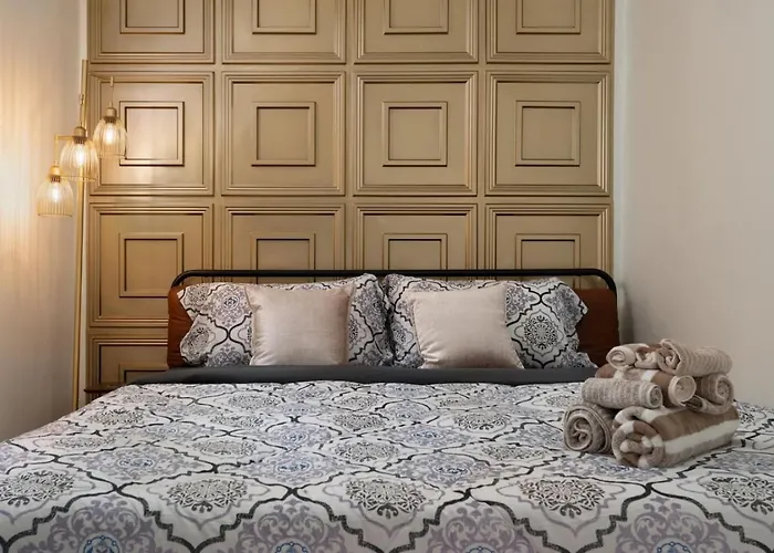 Apartment Dwntn 10mins And Sleeps 10 In Vintage And Free Parking