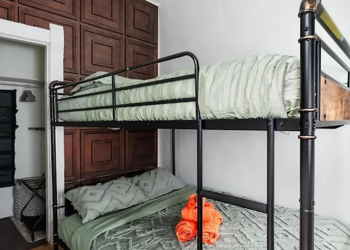 Dwntn 10mins And Sleeps 10 In Vintage And Free Parking Apartment *